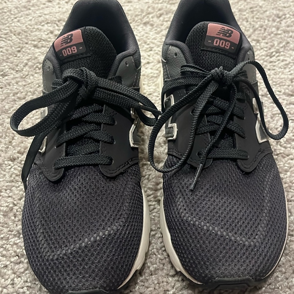 Women’s New Balance 009 Grey